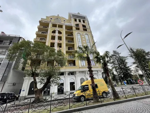 Новый жилой дом у государственного университета с видом на парк 6 мая и на город Батуми
