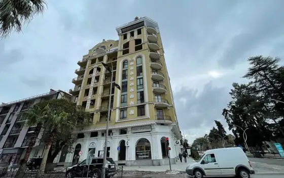 Новый жилой дом у государственного университета с видом на парк 6 мая и на город Батуми