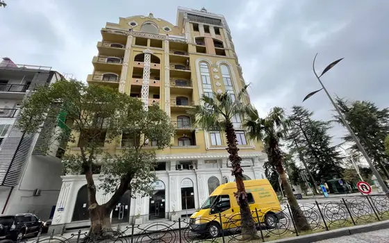 Новый жилой дом у государственного университета с видом на парк 6 мая и на город Батуми