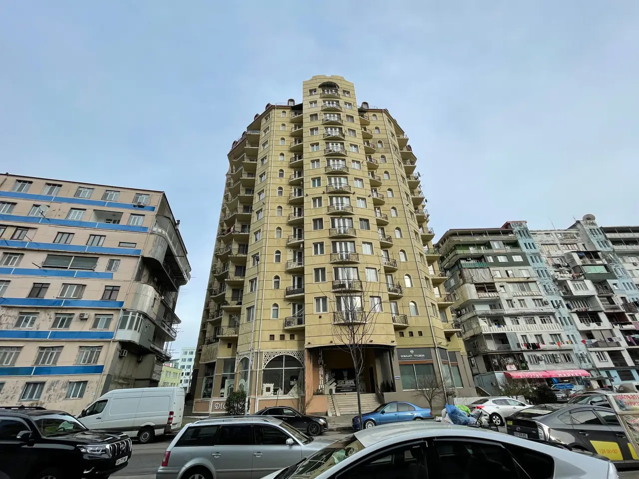 Новый 13 этажный жилой дом у ресторана Сан Ремо. Квартиры у моря.