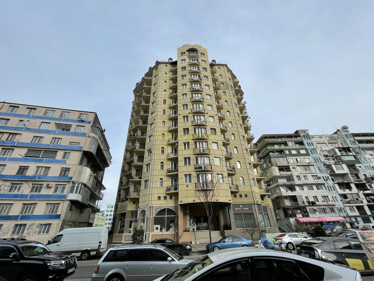 Новый 13 этажный жилой дом у ресторана Сан Ремо. Квартиры у моря.
