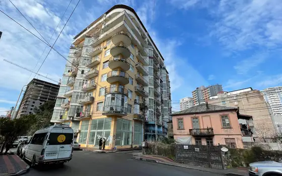Новый 10 этажный жилой дом на Новом бульваре города Батуми у моря.