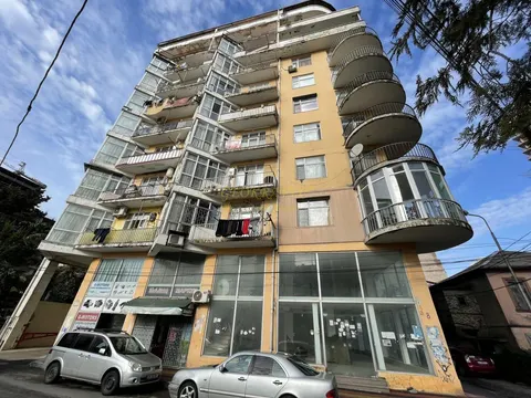 Новый 10 этажный жилой дом на Новом бульваре города Батуми у моря.