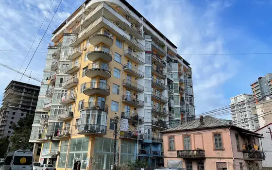 Новый 10 этажный жилой дом на Новом бульваре города Батуми у моря.