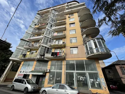 Новый 10 этажный жилой дом на Новом бульваре города Батуми у моря.