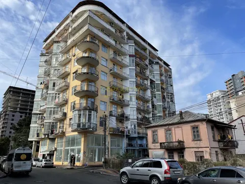 Новый 10 этажный жилой дом на Новом бульваре города Батуми у моря.