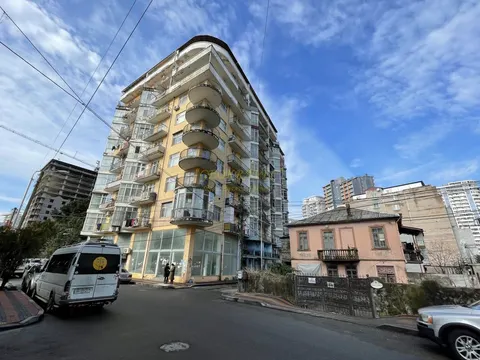 Новый 10 этажный жилой дом на Новом бульваре города Батуми у моря.