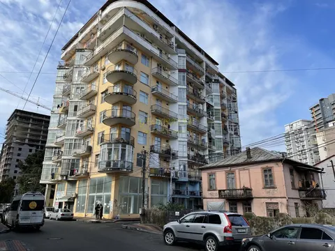 Новый 10 этажный жилой дом на Новом бульваре города Батуми у моря.