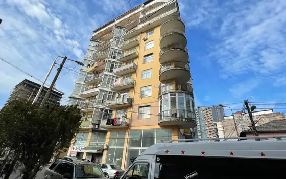 Новый 10 этажный жилой дом на Новом бульваре города Батуми у моря.