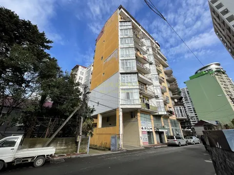 Новый 10 этажный жилой дом на Новом бульваре города Батуми у моря.