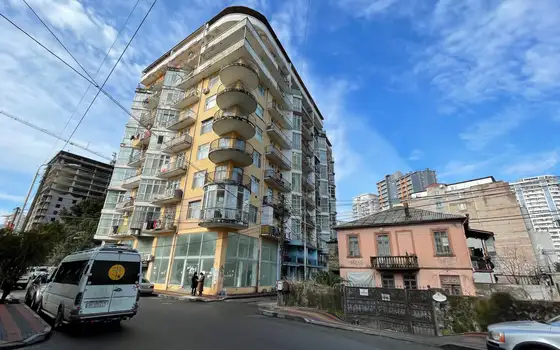 Новый 10 этажный жилой дом на Новом бульваре города Батуми у моря.