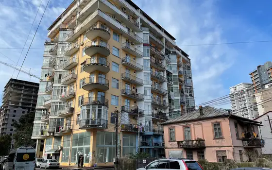 Новый 10 этажный жилой дом на Новом бульваре города Батуми у моря.