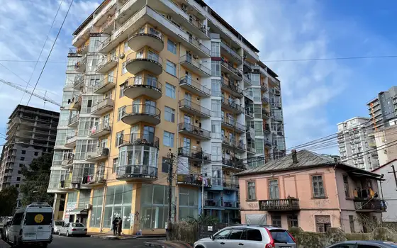 Новый 10 этажный жилой дом на Новом бульваре города Батуми у моря.