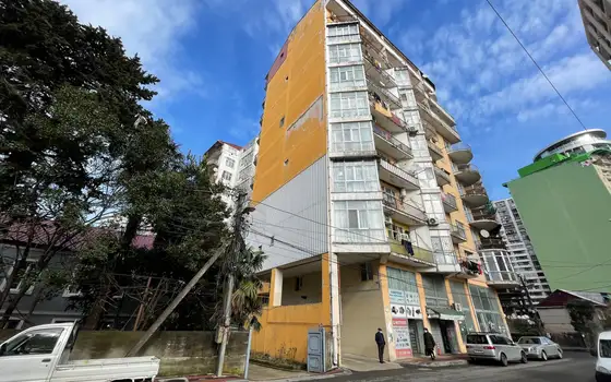 Новый 10 этажный жилой дом на Новом бульваре города Батуми у моря.