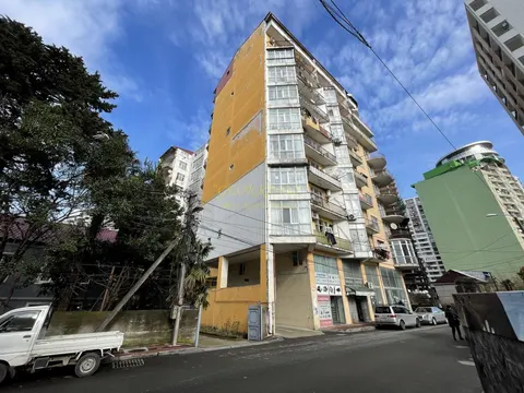 Новый 10 этажный жилой дом на Новом бульваре города Батуми у моря.