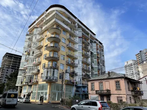 Новый 10 этажный жилой дом на Новом бульваре города Батуми у моря.