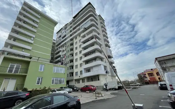 Новый дом в тихом районе города Батуми с видом на горы и на город.