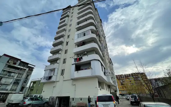 Новый дом в тихом районе города Батуми с видом на горы и на город.