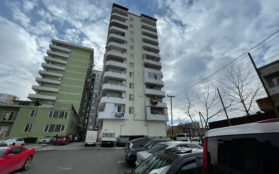 Новый дом в тихом районе города Батуми с видом на горы и на город.
