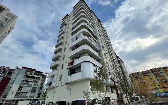 Новый дом в тихом районе города Батуми с видом на горы и на город.