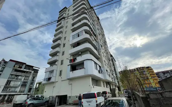 Новый дом в тихом районе города Батуми с видом на горы и на город.