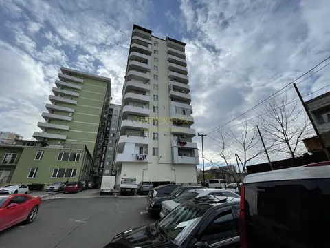Новый дом в тихом районе города Батуми с видом на горы и на город.