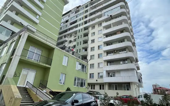 Новый дом в тихом районе города Батуми с видом на горы и на город.