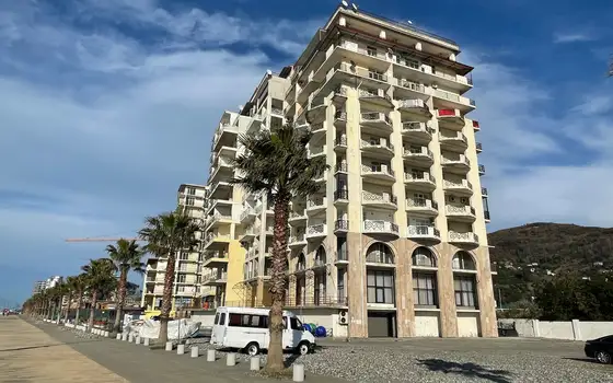 Апартаменты в новом доме госитиничного типа на берегу Черного море в Гонио.