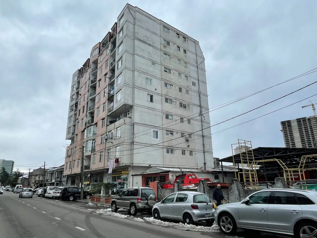 Новый жилой дом на улице Джавахишвили в Батуми. Квартиры с видом на горы.