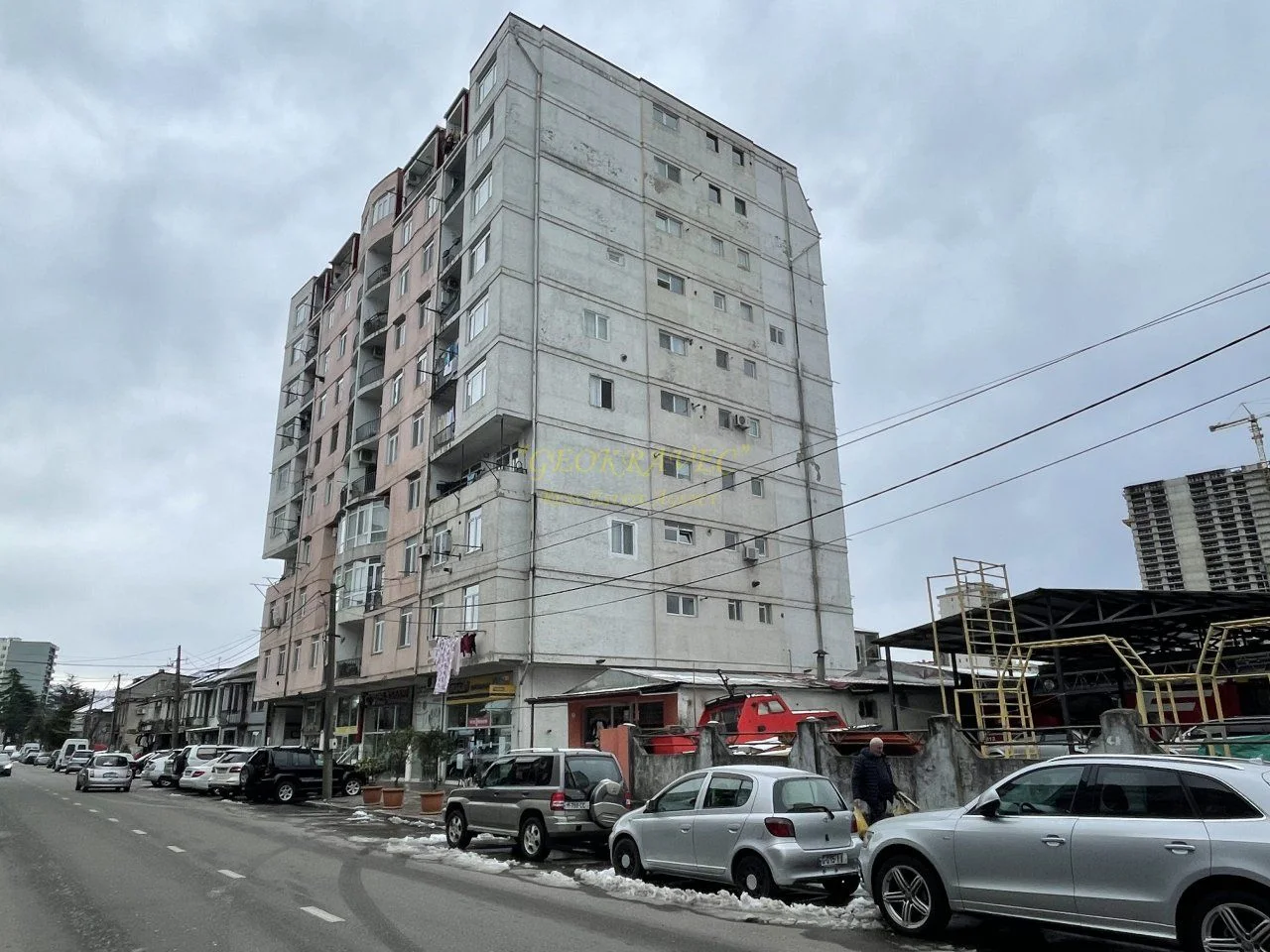 Новый жилой дом на улице Джавахишвили в Батуми. Квартиры с видом на горы.
