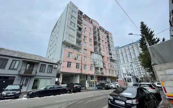 Новый жилой дом на улице Джавахишвили в Батуми. Квартиры с видом на горы.