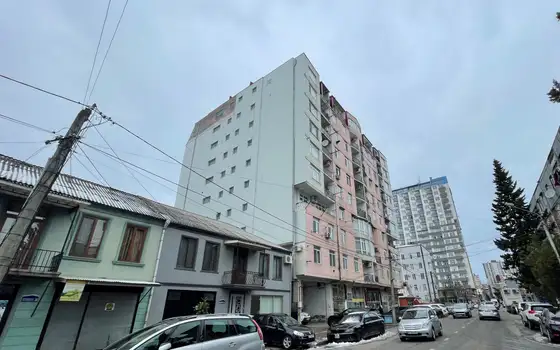Новый жилой дом на улице Джавахишвили в Батуми. Квартиры с видом на горы.