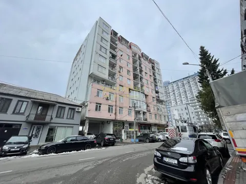 Новый жилой дом на улице Джавахишвили в Батуми. Квартиры с видом на горы.