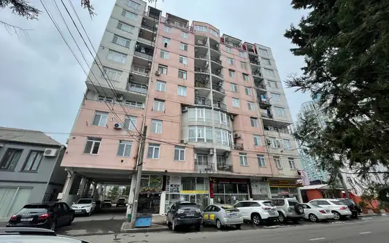 Новый жилой дом на улице Джавахишвили в Батуми. Квартиры с видом на горы.