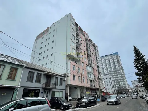Новый жилой дом на улице Джавахишвили в Батуми. Квартиры с видом на горы.