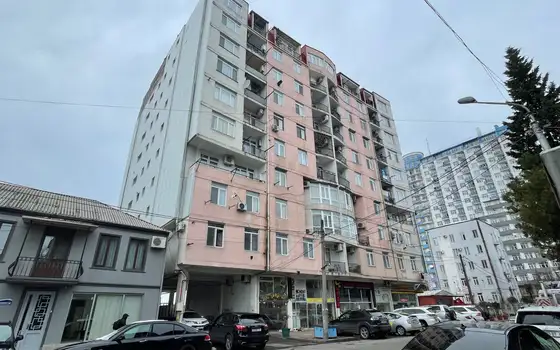 Новый жилой дом на улице Джавахишвили в Батуми. Квартиры с видом на горы.