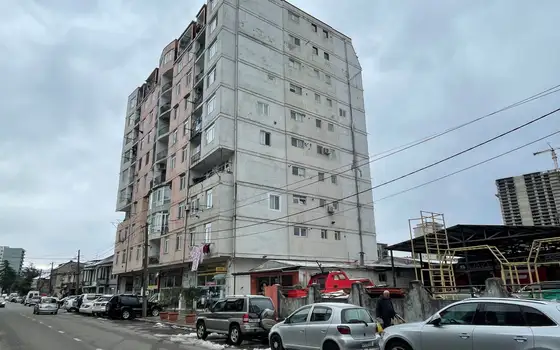 Новый жилой дом на улице Джавахишвили в Батуми. Квартиры с видом на горы.