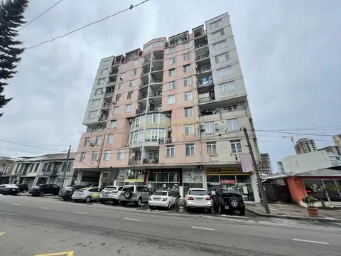 Новый жилой дом на улице Джавахишвили в Батуми. Квартиры с видом на горы.