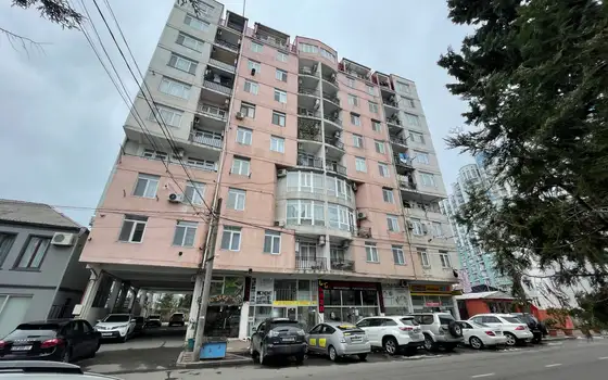 Новый жилой дом на улице Джавахишвили в Батуми. Квартиры с видом на горы.