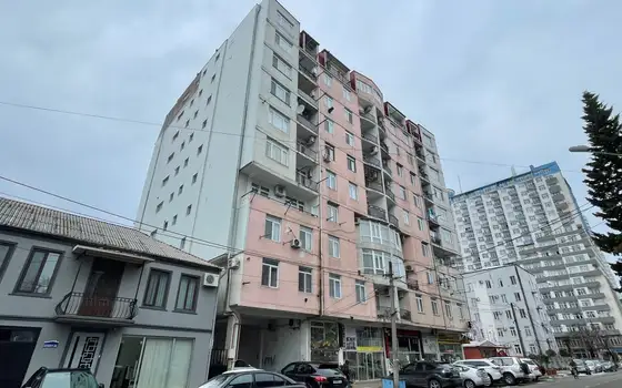 Новый жилой дом на улице Джавахишвили в Батуми. Квартиры с видом на горы.