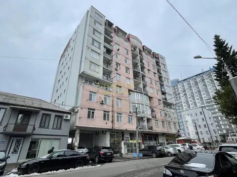 Новый жилой дом на улице Джавахишвили в Батуми. Квартиры с видом на горы.