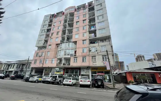 Новый жилой дом на улице Джавахишвили в Батуми. Квартиры с видом на горы.