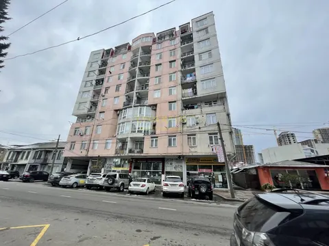 Новый жилой дом на улице Джавахишвили в Батуми. Квартиры с видом на горы.