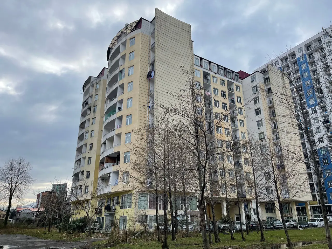 Новый 11 этажный жилой дом на улице Инасаридзе у моря.
