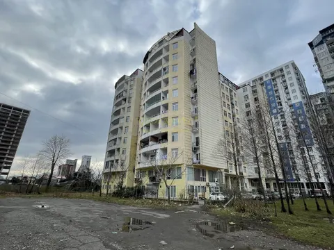 Новый 11 этажный жилой дом на улице Инасаридзе у моря.