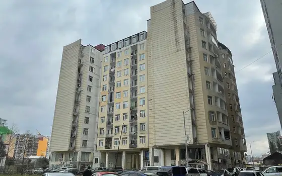 Новый 11 этажный жилой дом на улице Инасаридзе у моря.