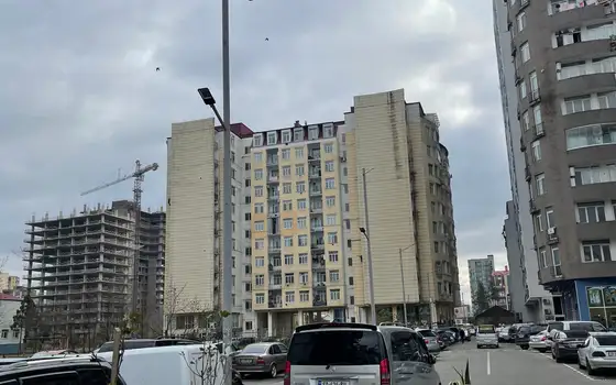 Новый 11 этажный жилой дом на улице Инасаридзе у моря.