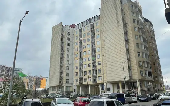 Новый 11 этажный жилой дом на улице Инасаридзе у моря.