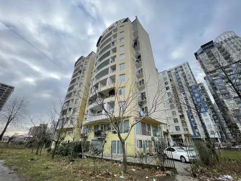 Новый 11 этажный жилой дом на улице Инасаридзе у моря.