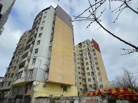 Новый 11 этажный жилой дом на улице Инасаридзе у моря.